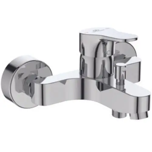 Chromene Badarmatur von Ideal Standard mit einem einzigen Hebel zum Einstellen der Wassertemperatur und -menge, geeignet für die Wandmontage.